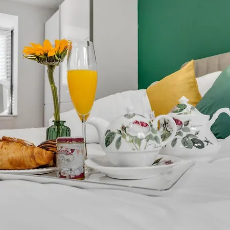 Forest Green Elegance- King Size Bed- Free Parking- Games- Ideal For Groups And Families Birmingham Exterior photo