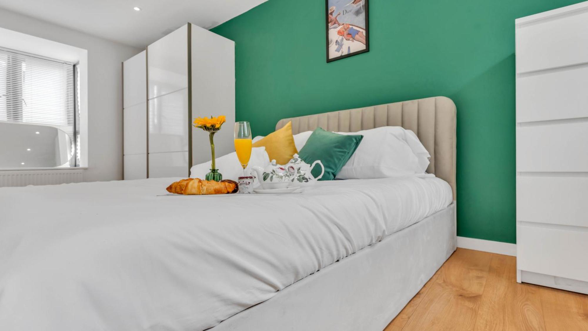 Forest Green Elegance- King Size Bed- Free Parking- Games- Ideal For Groups And Families Hébergement de vacances