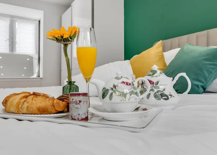 Forest Green Elegance- King Size Bed- Free Parking- Games- Ideal For Groups And Families