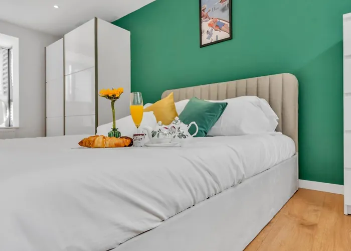 Forest Green Elegance- King Size Bed- Free Parking- Games- Ideal For Groups And Families